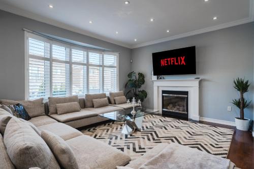 Meadowvale Village House | Cozy 5 Bedroom House near Toronto Airport