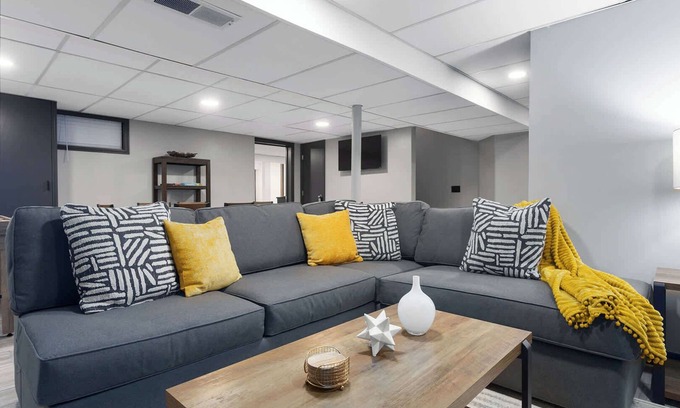 Lenexa House | Cozy 5 Bedroom Sleeps 12 Fenced Yard Foosball