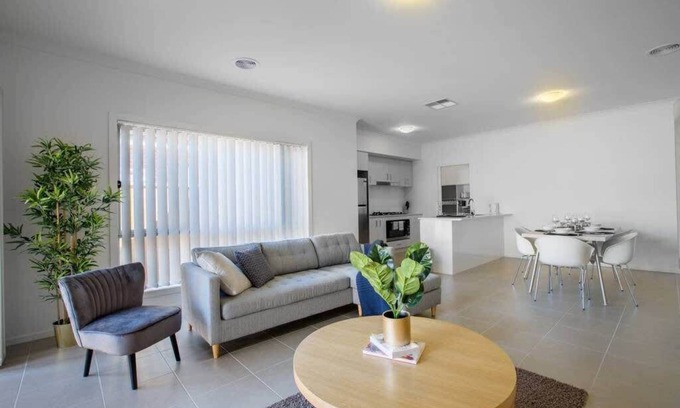 Point Cook House | Cozy 5BR House - Discover Aviation History