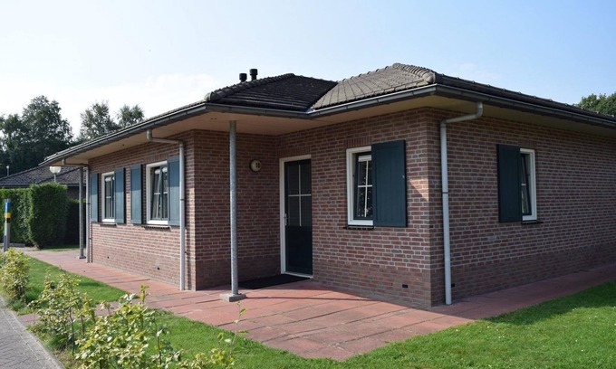 Voorthuizen House | Cozy 6-person bungalow in the Veluwe with a garden, modern kitchen, and car-free location at Recreatiepark De Boshoek. Enjoy peace and nature!