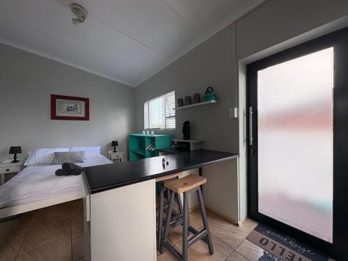 Struisbaai Apartment | Cozy All-In-One Beach Getaway
