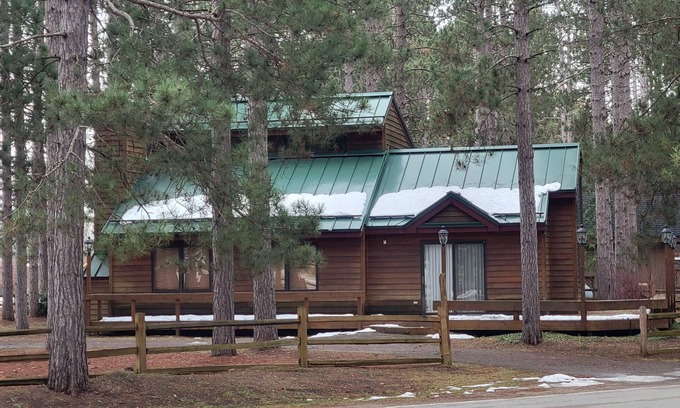 Thompsonville Cabin | Cozy and cute, close to everything!