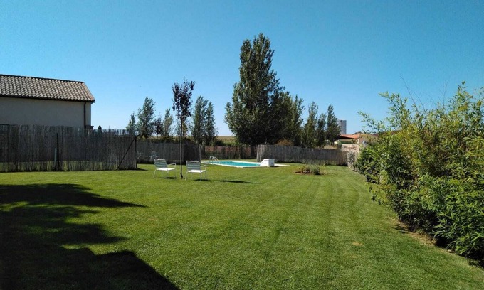 Almenara de Tormes House | Cozy and equipped 5 seater Country House, Pool, WIFI, 17km from Salamanca