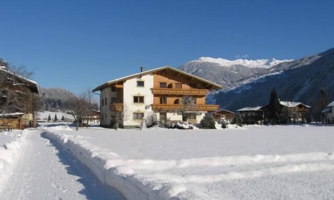 Aschau Im Zillertal Apartment | Cozy and spacious apartment with views of the Zillertal mountains