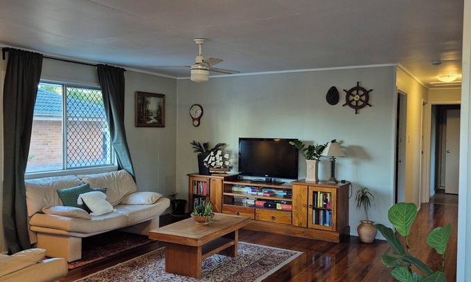 Logan Central House | Cozy and Vintage Retreat between Brisbane and Gold Coast! Beautifully Decorated!