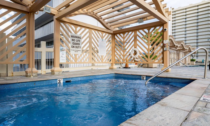 McCully - Moiliili Condo | Cozy and Warm Modern Studio near Waikiki Beach!