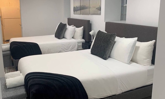 Edgewater Apartment | Cozy Andersonville Unit