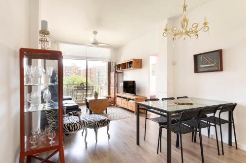 L'Hospitalet de Llobregat Apartment | Cozy Apartment near Fira Gran Via with AC