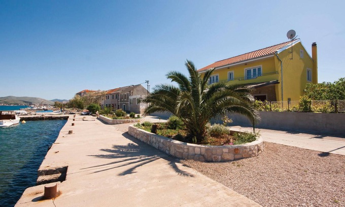 Krapanj Apartment | Cozy apartment in Sibenik with kitchen