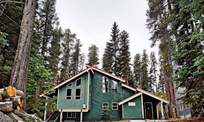 Okanagan-Similkameen Cabin | Cozy APEX Cabin 4 bedrooms- 8 beds - 5 min walk to village. 35 min to Penticton