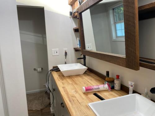 Stockbridge Apartment | cozy apt with master bed