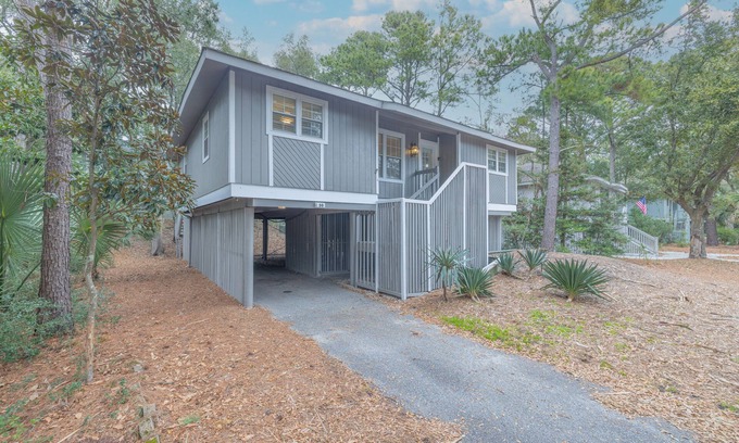 Twin Oaks House | Cozy Beach Cottage Located in Wild Dunes! Large Screened Porch!