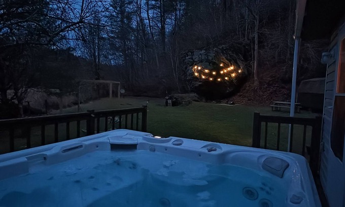 Clifford Cottage | Cozy Bear Rock Cottage with hot tub