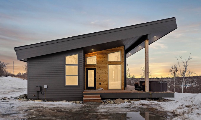 Wasilla House | Cozy Bluff Getaway with Hot Tub