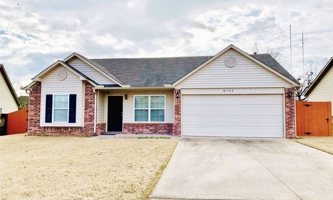 Broken Arrow House | Cozy Broken Arrow Home - Special Pricing for 30+ day stays!