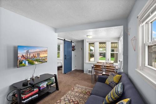 Euclid House | Cozy Bungalow 10 Min to DTWN CLE