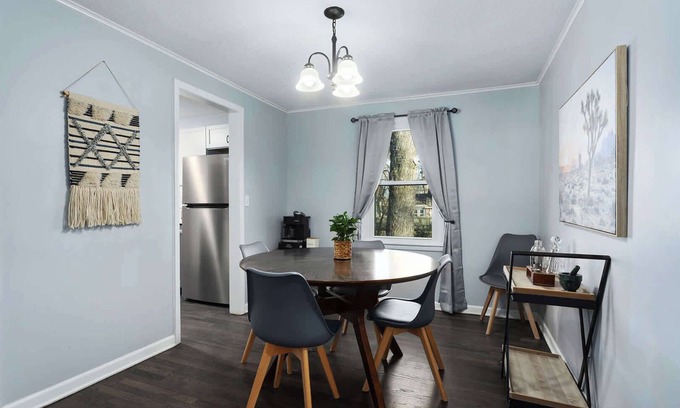 Shawnee House | Cozy Bungalow 3 BR+King Beds Mins to DT KC