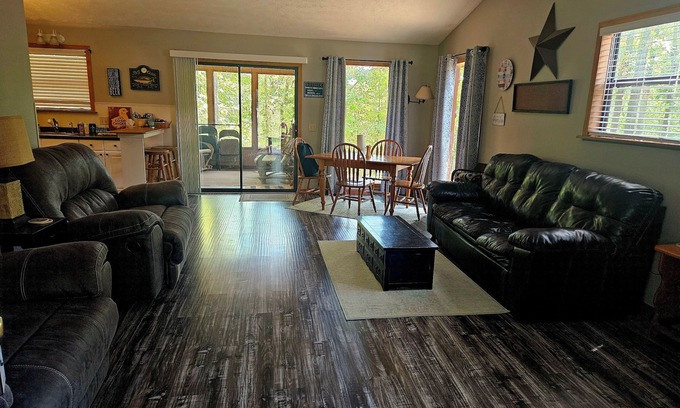 Arrow Point House | Cozy Cabin & Bunk House less than 4 minutes from Table Rock Lake.
