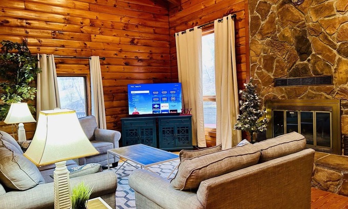 Radford House | Cozy Cabin close to Virginia Tech and Radford University