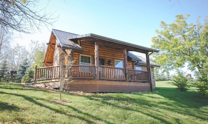 Millersburg Cabin | Cozy Cabin Getaway with Fireplace, Kitchen, Jacuzzi Tub - Sleeps 2