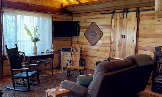 Morris Chapel Cabin | Cozy Cabin Hidden in Amish Country