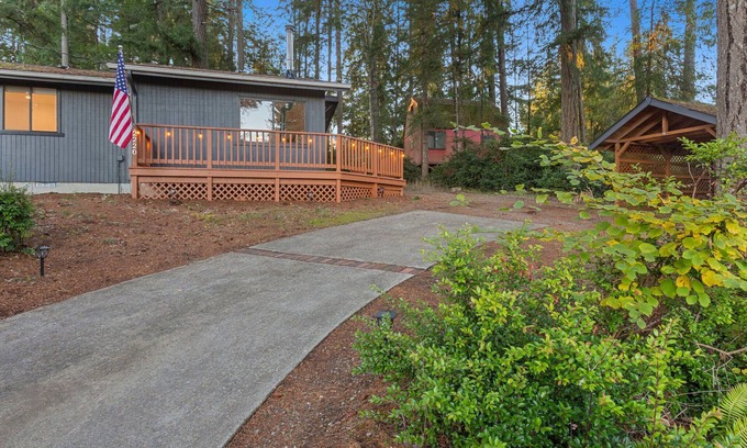 Lakebay Cottage | Cozy cabin in a serene patch of woods near Palmer Lake