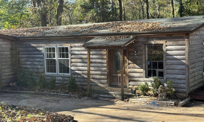 Peach County House | Cozy Cabin in Byron GA