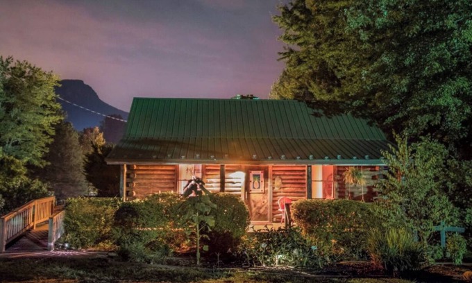 Stokes Cabin | Cozy cabin less than five minutes from park gates