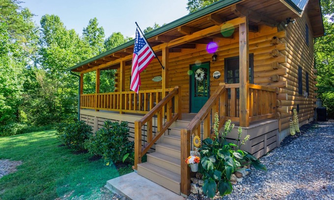 Cleveland Cabin | Cozy Cabin Minutes to Helen and best hiking trails in the area! Pet Friendly!