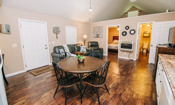 Rogersville Cabin | Cozy cabin nestled in the Ozark woods