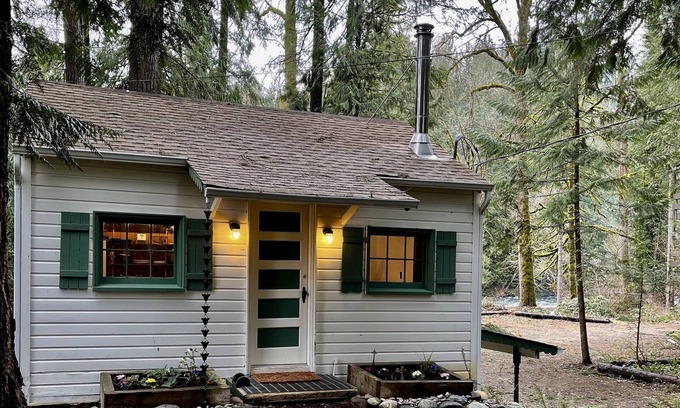 Hobart Cabin | Cozy cabin on the Cedar River