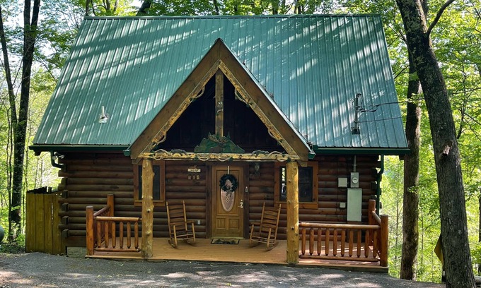 Gatlinburg - Pigeon Forge Cabin | COZY CABIN! Perfect Honeymoon or Private Getaway. Hot tub & Fireplace