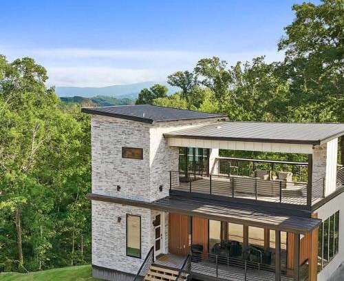 Sevierville House | Cozy cabin retreat w Hot Tub & Rooftop Deck near Dollywood