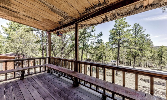 Ruidoso Cottage | Cozy Cabin w/Deck < 1 Mi to Midtown Ruidoso!