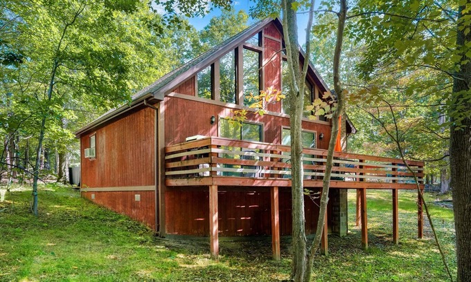 Berkeley Springs Ski Chalet | Cozy Cabin w Hot Tub, Deck, Grill, Fire Pit & WiFi