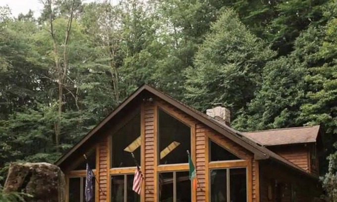 Jefferson Township Ski Chalet | Cozy Cabin w/Hot Tub & Indoor Fireplace