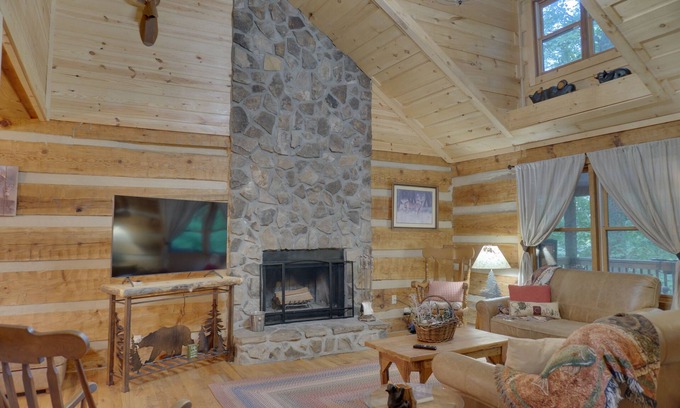 Tate Cabin | Cozy Cabin with ADA accessible, golfing, hiking, beach, tennis, and more!