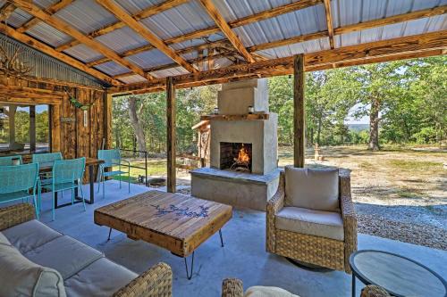 Elizabeth House | Cozy Cabin with Backyard Oasis 11 Mi to Marina