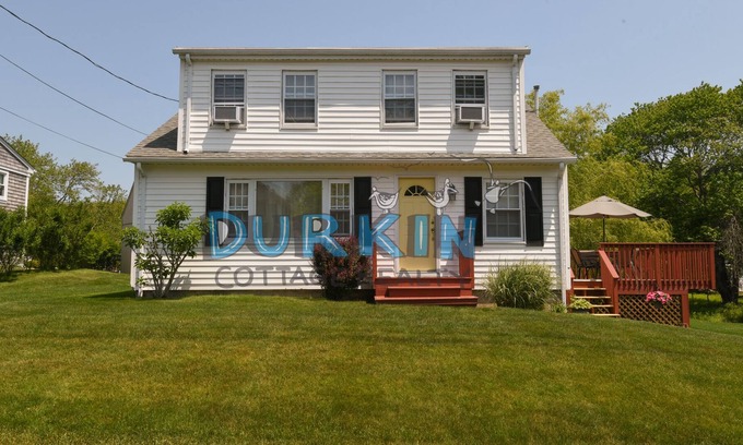 Narragansett House | Cozy Cape, Expansive Deck and Backyard, Close to Beach and Nature Preserve