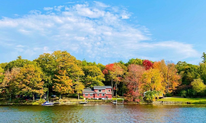 Hydeville Cabin | Cozy Castleton Cabin with Fire Pit + Water Access!