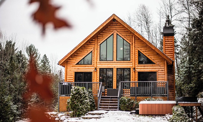 Chertsey Ski Chalet | Cozy Chalet with Spa Le Havre R&R