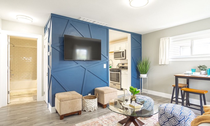 Hazel Park House | Cozy Chic House 3 Bdrm/1.5 Bath π 10 min to Detroit