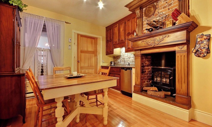 Saint-Jean-Baptiste Apartment | Cozy, classy, central