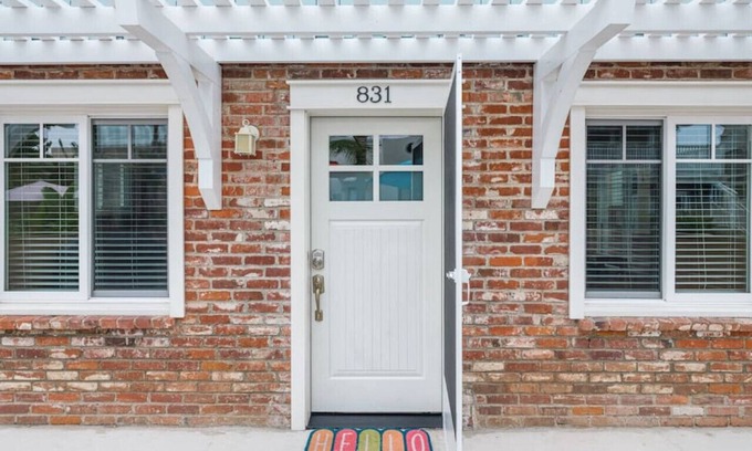 Mission Beach House | Cozy Coconut Cottage with A/C!