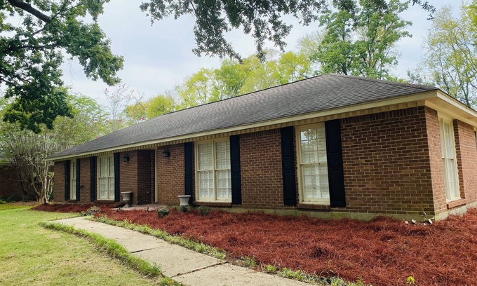 Montgomery House | Cozy, Comfortable, Quiet Home “3-beds/2-bath with High Speed Internet”