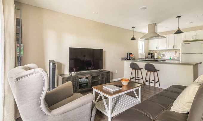 Renton Apartment | Cozy Condo in the Heart of Renton! Easy access.nn