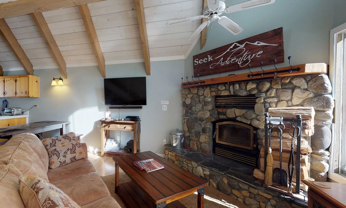 Mammoth Lakes Condo | Cozy condo with fireplace - near lake, skiing & hiking