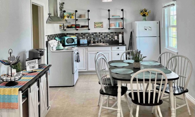 Aransas Pass House | Cozy Corner Cottage in Aransas Pass, super close to beaches and boat launches.