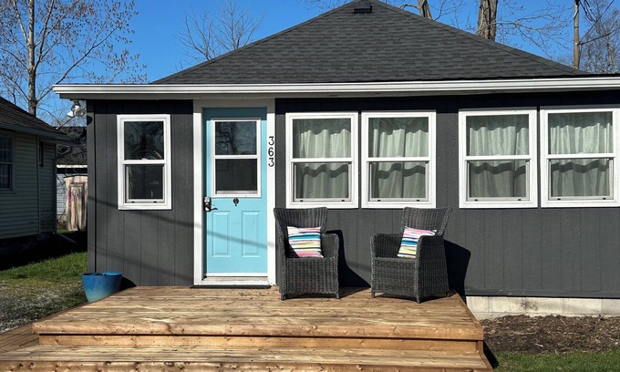 Crystal Beach House | Cozy Cottage Beach Retreat- Minutes to water, beach, USA border, Niagara Falls