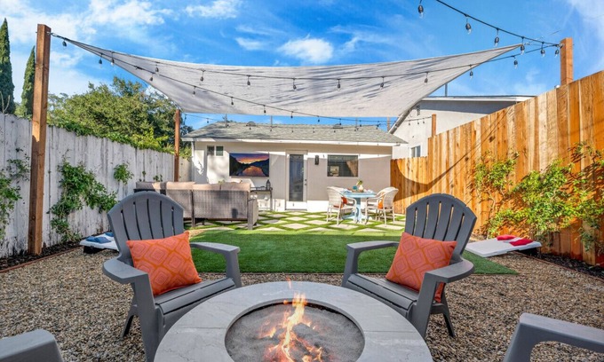 Thousand Oaks House | Cozy Cottage, Brand NEW, Private Yard, Walk to All